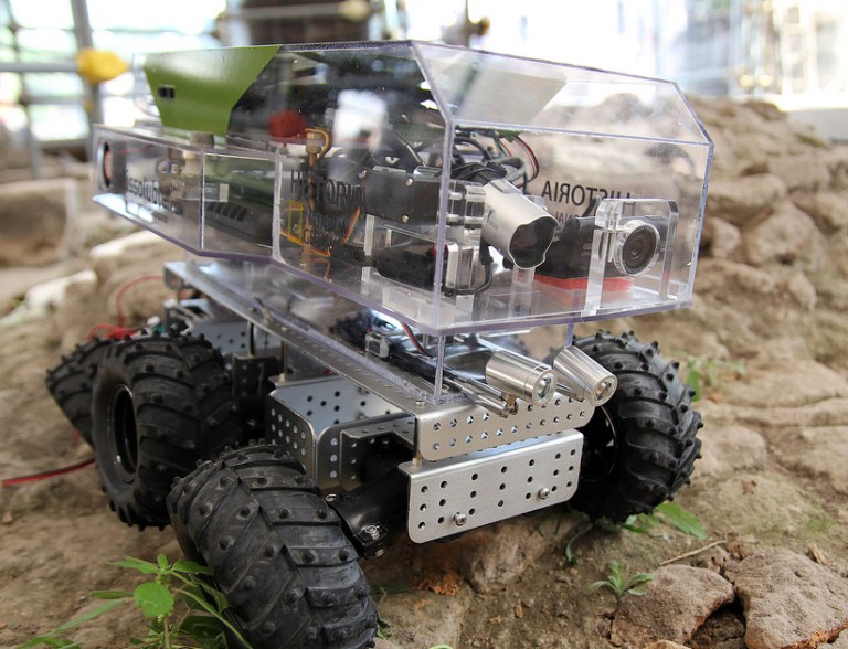 Archeorobot equipado con cámara HD.jpg