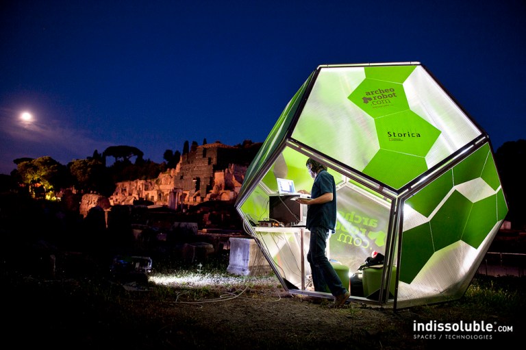 Cabina de control Archeorobot.jpg